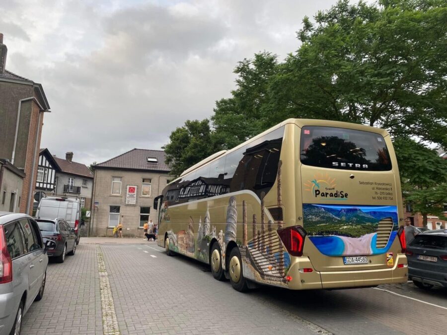 Autokar Travel Paradise zaparkowany w miescie